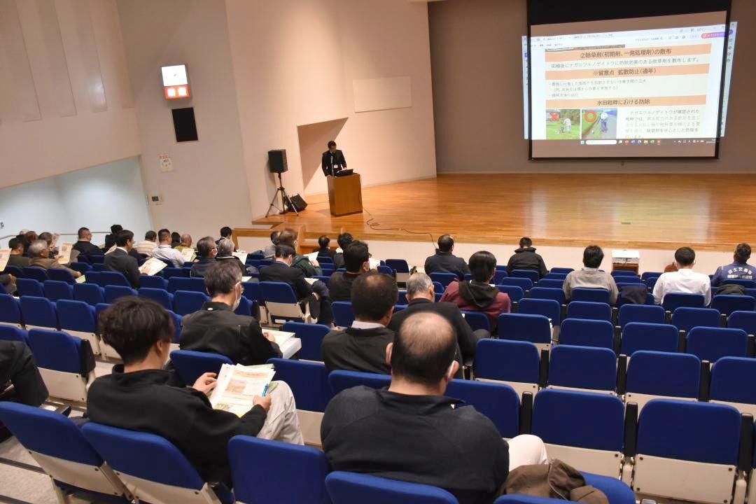 ナガエツルノゲイトウの情報を共有するために、関係者が集って開かれた本年度2回目の会議=稲敷市江戸崎甲