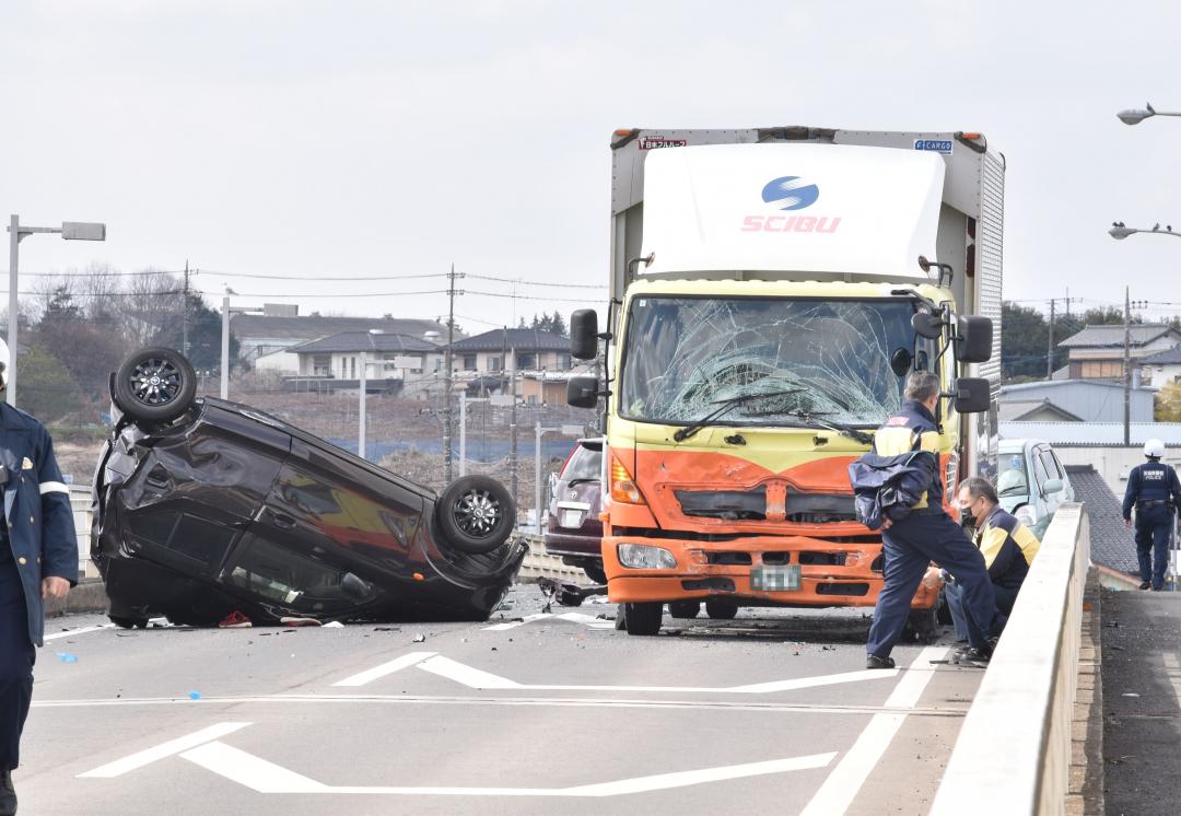 多重事故が発生した現場=18日午後0時半ごろ、つくば市森の里付近
