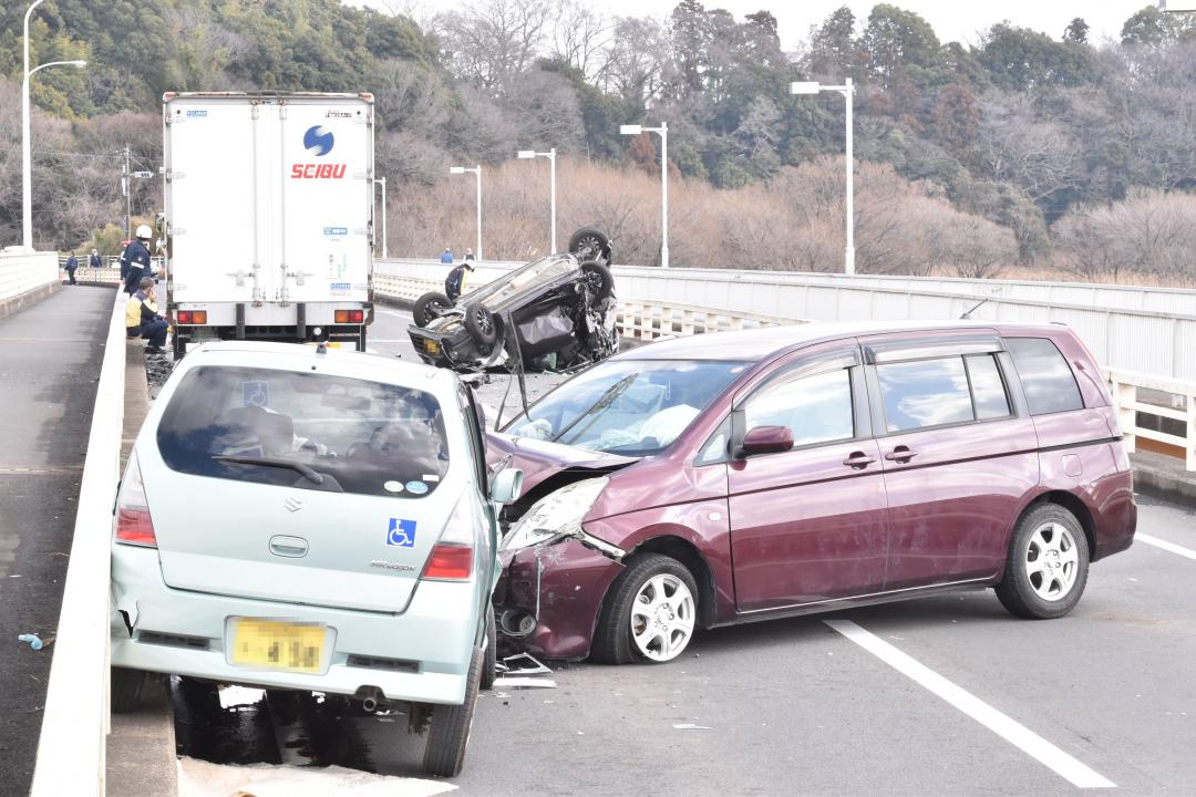 多重事故が発生した現場=18日午後0時40分ごろ、つくば市森の里付近