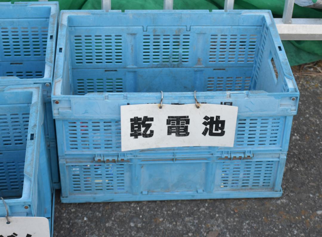 大洗町は、町内の資源回収場所86カ所でリチウムイオン電池の回収を始めた=同町東光台