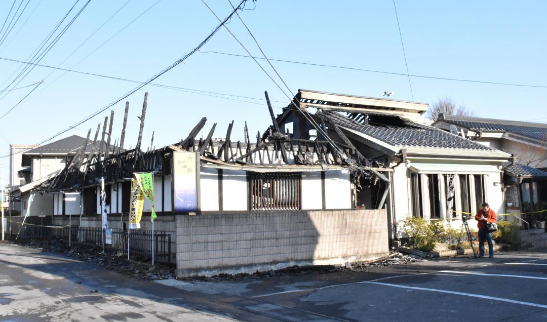 店舗などが焼けた老舗料亭「和田家」=古河市中央町