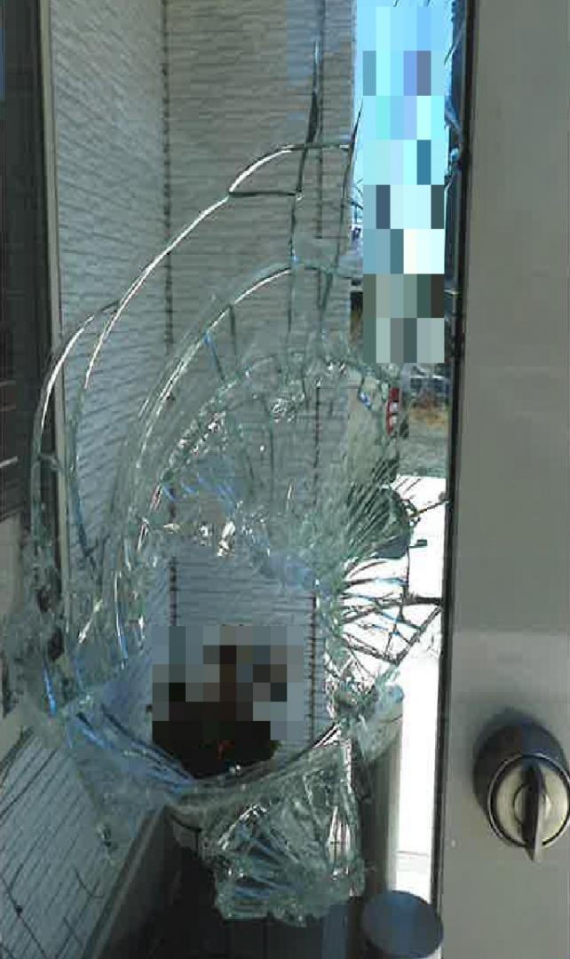 美容室侵入時にバールで割られたガラス戸(県警提供)