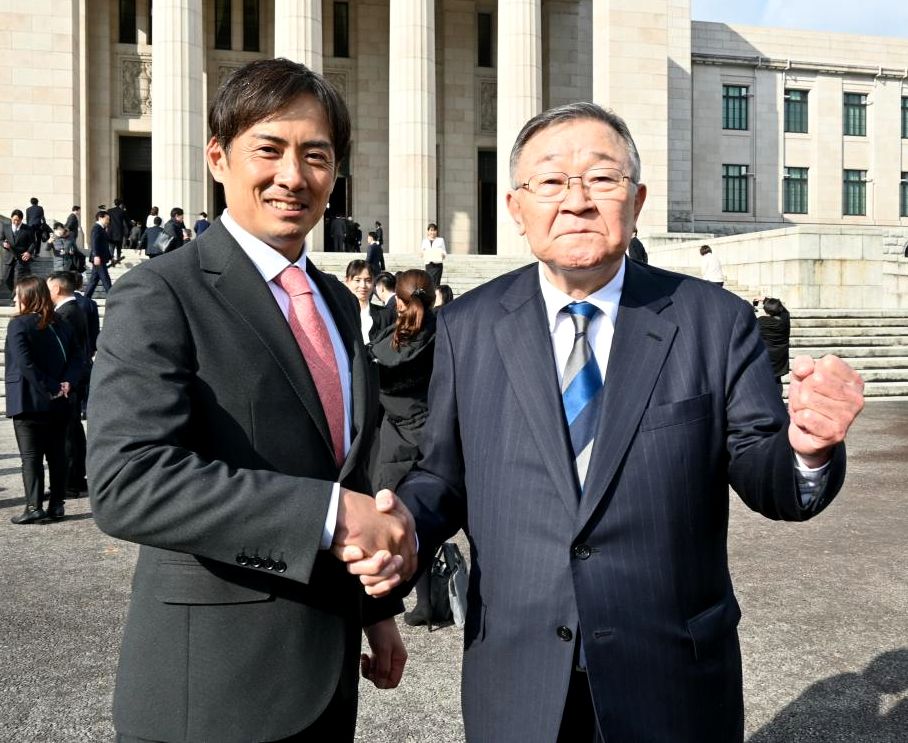 当選同期の鈴木拓海氏(左)と西條昌良氏=国会