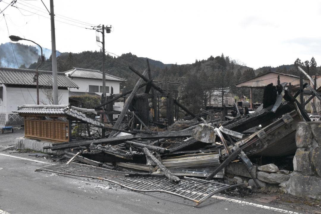焼け落ちた材木店=20日午後11時26分、常陸太田市折橋町