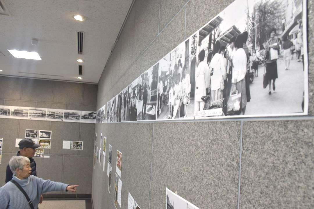 茨城新聞みと・まち・情報館で開かれている水戸まちなか商店街今昔写真展=水戸市南町