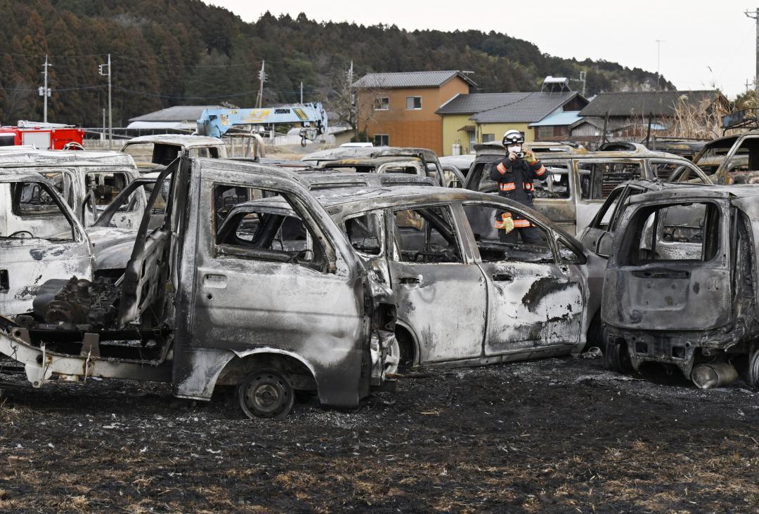 車両約30台が燃えた現場=20日午後4時45分、那珂市戸