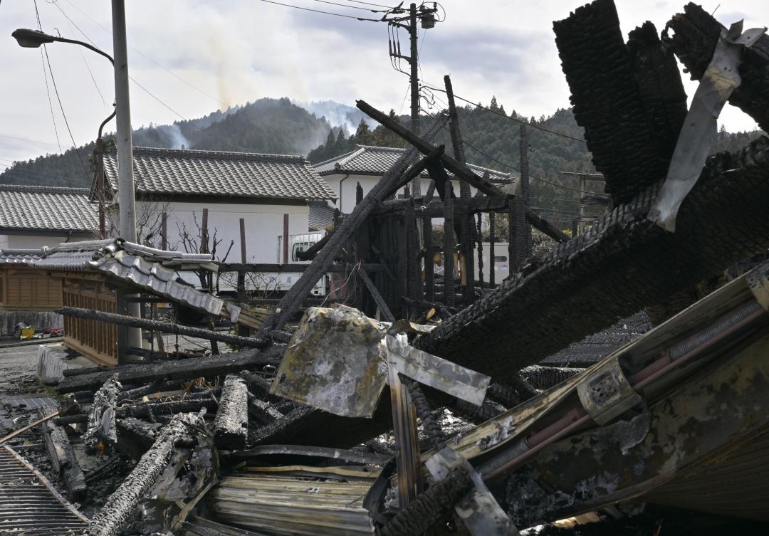 工場などの建物が焼けた材木店=20日午後0時半ごろ、常陸太田市折橋町