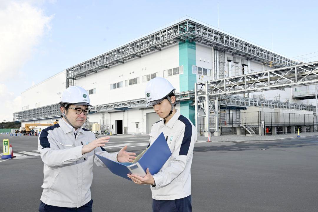 JX金属ひたちなか新工場の運用確認をする同社の社員ら=ひたちなか市新光町