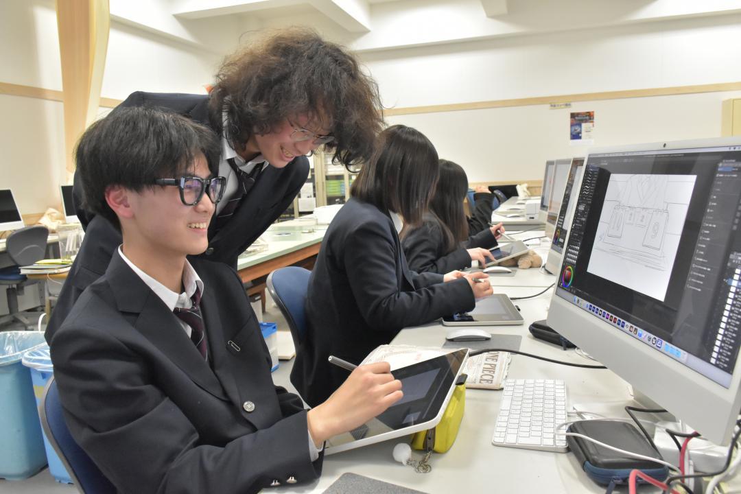 放課後に自主制作のアニメーションを描く県立笠間高の生徒たち=笠間市笠間