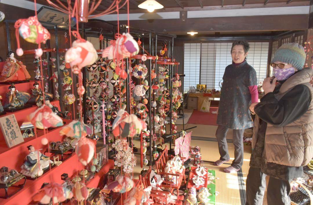 手作りのつるしびななどが並ぶ「野口雨情生家」=同市磯原町磯原