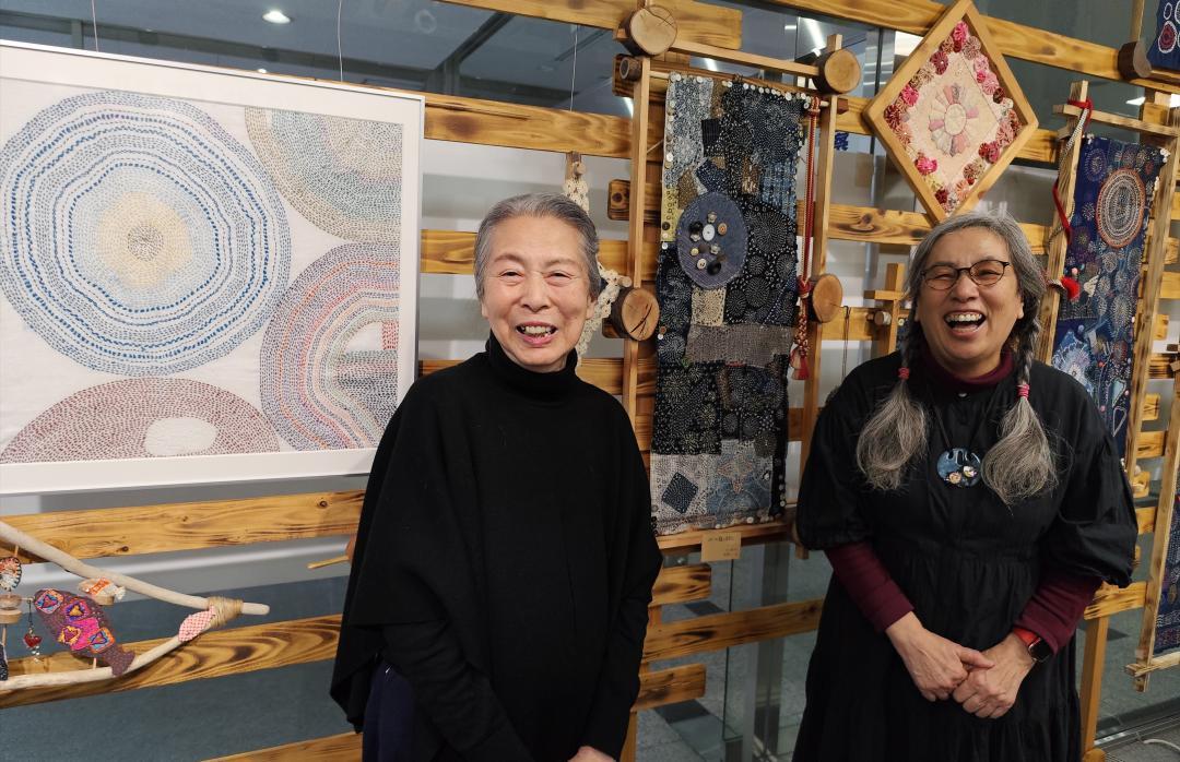 「布遊び展」を開いた鈴木優美子さんと田中俊江さん(右から)=水戸市南町