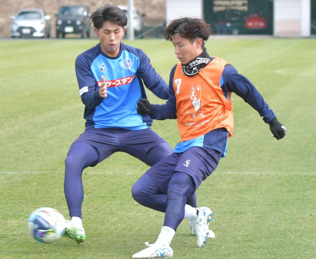 ホーム開幕戦の千葉戦に向け練習に励むJ1水戸の渡辺(右)と尾野=アツマーレ