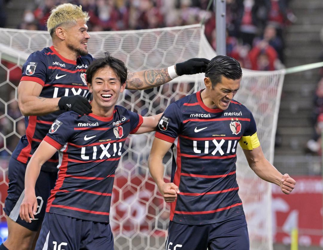 鹿島-柏　後半8分、チーム2点目のゴールを決め喜ぶ鹿島・植田(右)=メルカリスタジアム