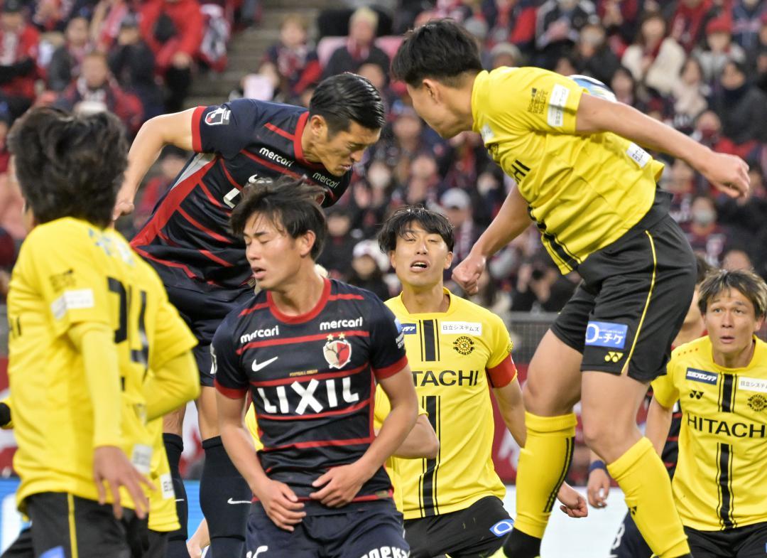 鹿島-柏　後半8分、チーム2点目のゴールを決める鹿島・植田(奥左)=メルカリスタジアム