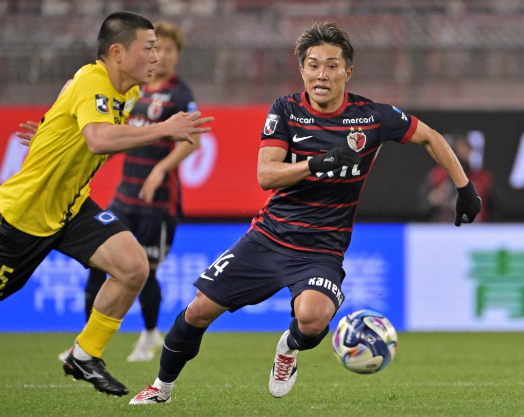 鹿島-柏　後半31分、ボールに詰める鹿島・樋口(右)=メルカリスタジアム
