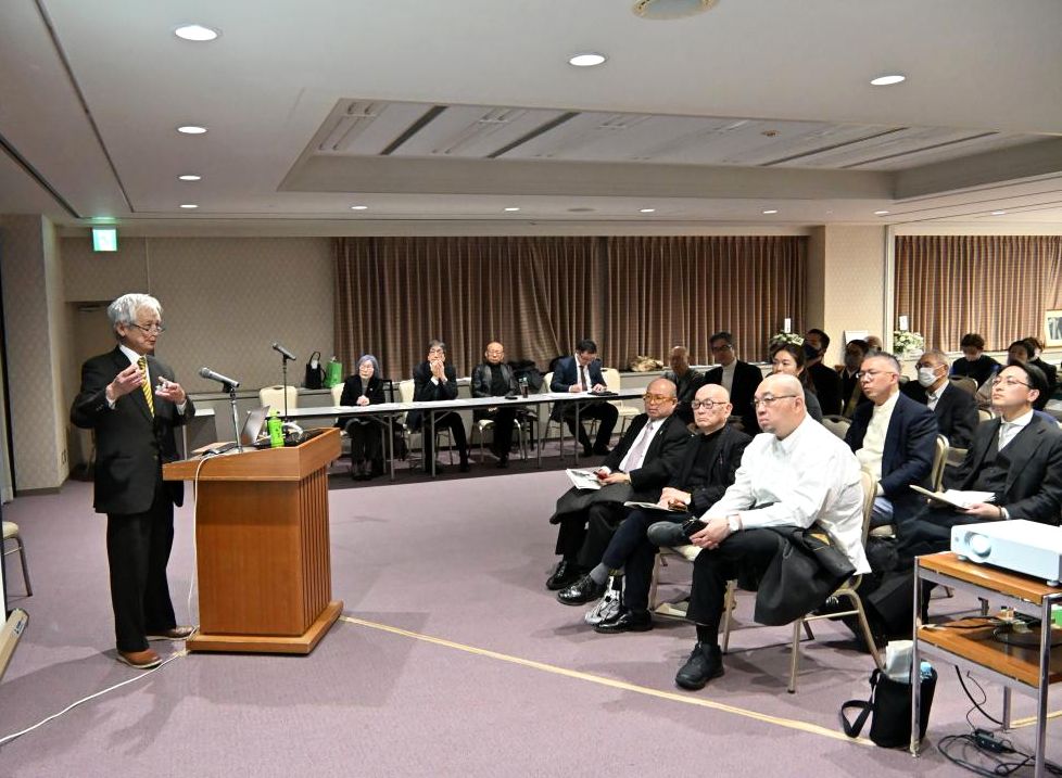 美術史の観点から後藤清一の彫刻について語る小泉晋弥氏(左)=水戸市三の丸