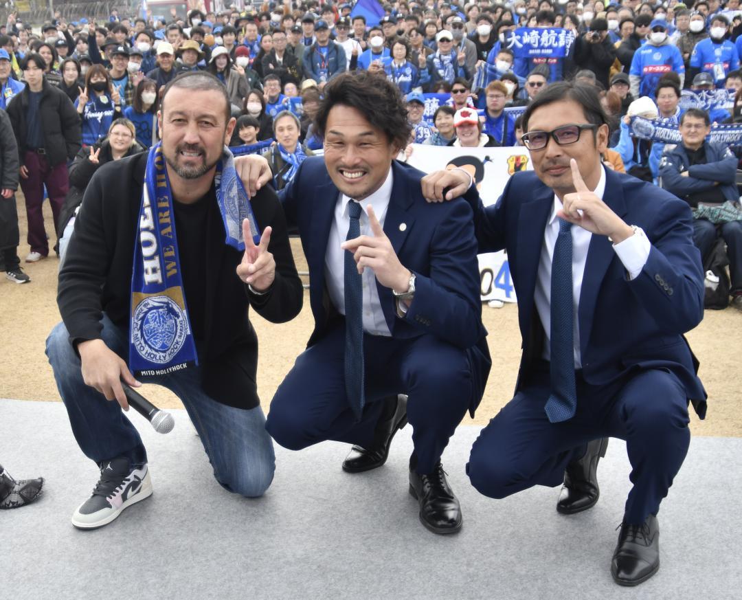 トークショーに登場した田中マルクス闘莉王さん、本間幸司GM、森直樹FD(左から)=水戸市小吹町