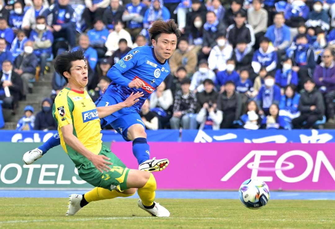 水戸-千葉　前半23分、先制ゴールを決める水戸・鳥海(右)=ケーズデンキスタジアム水戸