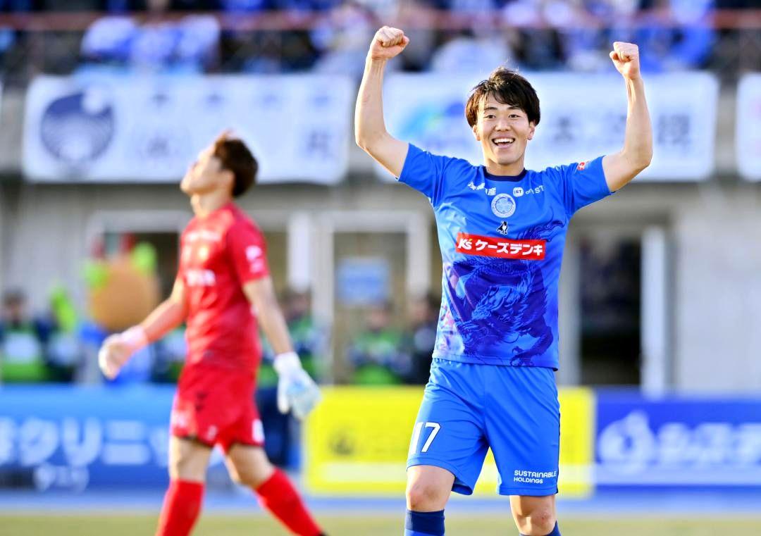 水戸-千葉　ホーム開幕戦でPK勝ちを収め、両手を挙げて喜ぶ水戸・板倉(右)=ケーズデンキスタジアム水戸