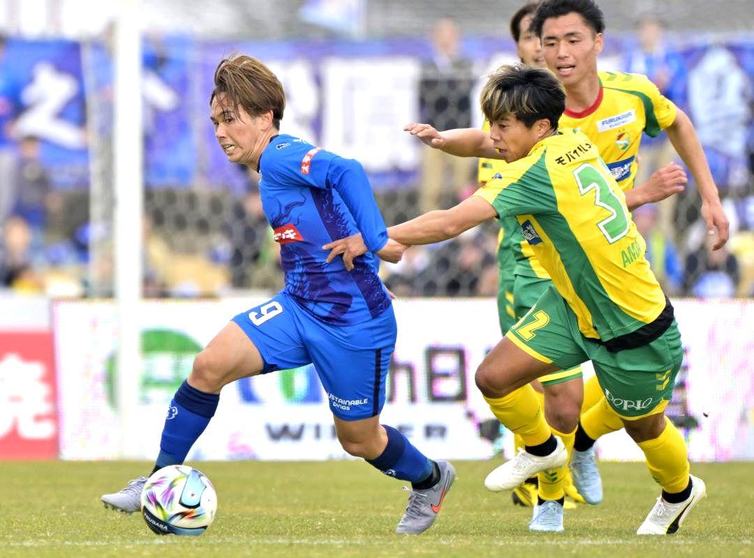 水戸-千葉　前半29分、相手と競り合う水戸・仙波(左)=ケーズデンキスタジアム水戸