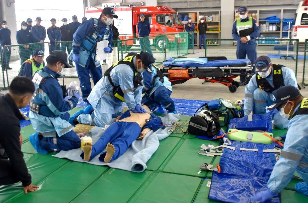 心肺蘇生を行う救急救命士ら常陸大宮市消防本部の隊員=同市姥賀町