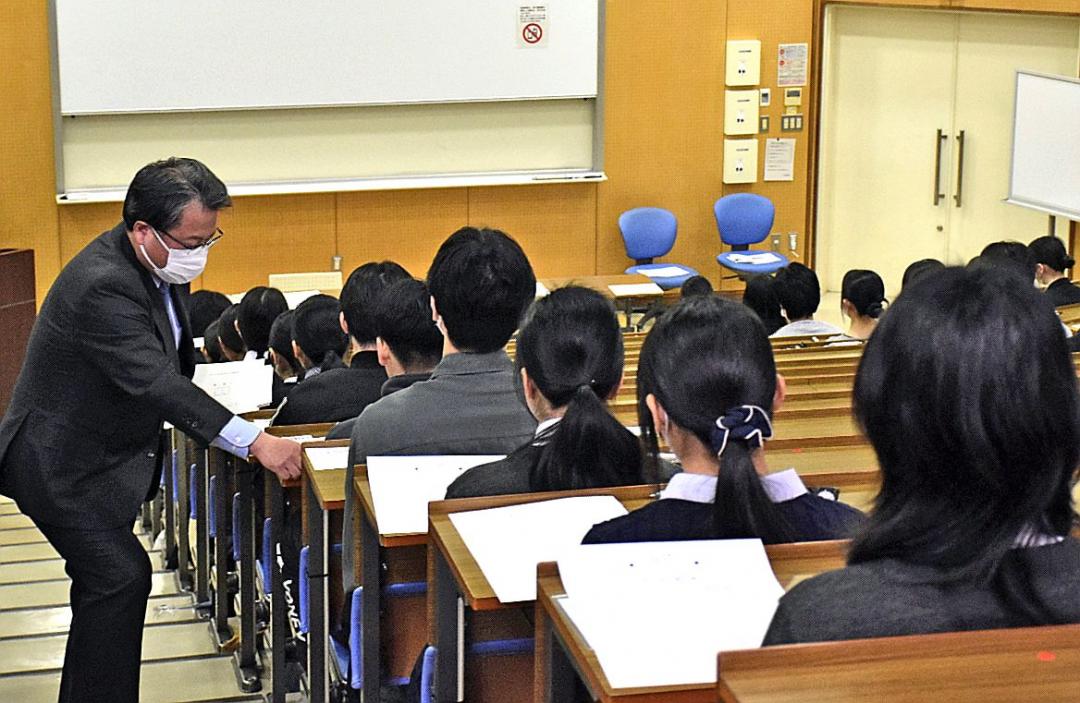 問題用紙の配布を待つ受験生ら=水戸市文京