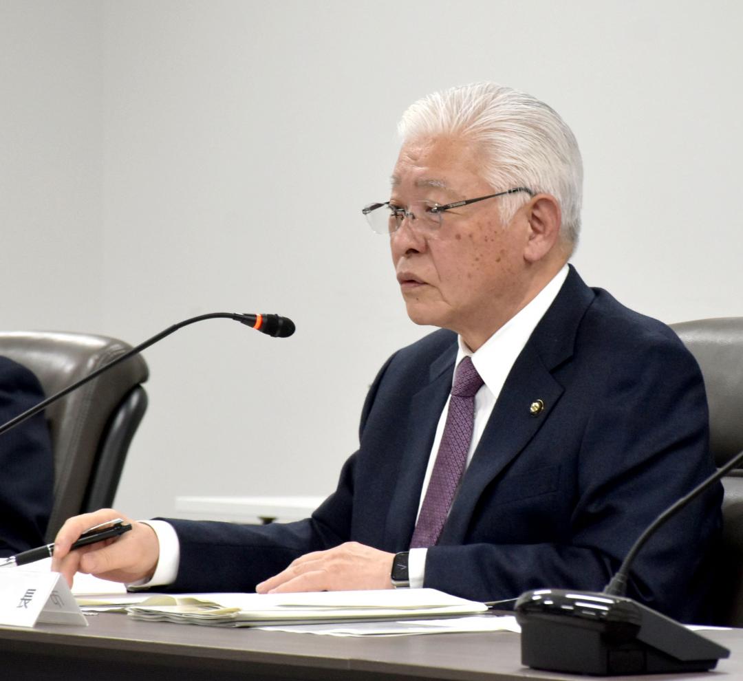 日立市の2026年度当初予算案を説明する小川春樹市長=同市役所