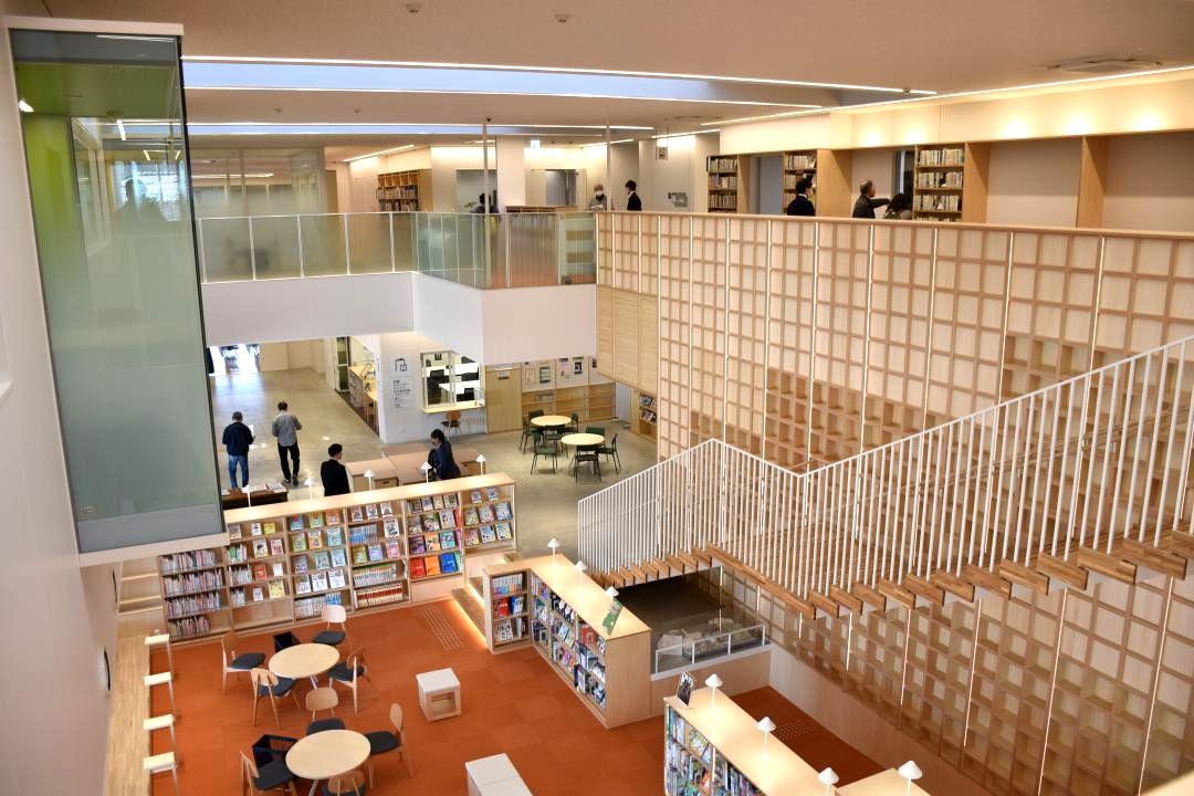吹き抜けやテラスを設け開放的なデザインの総和地域交流センター内部=古河市下大野