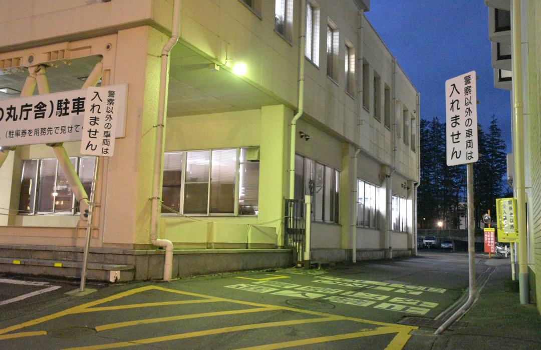 盗難車両の盗難があった水戸警察署の駐車場出入り口=26日午後5時53分、水戸市三の丸