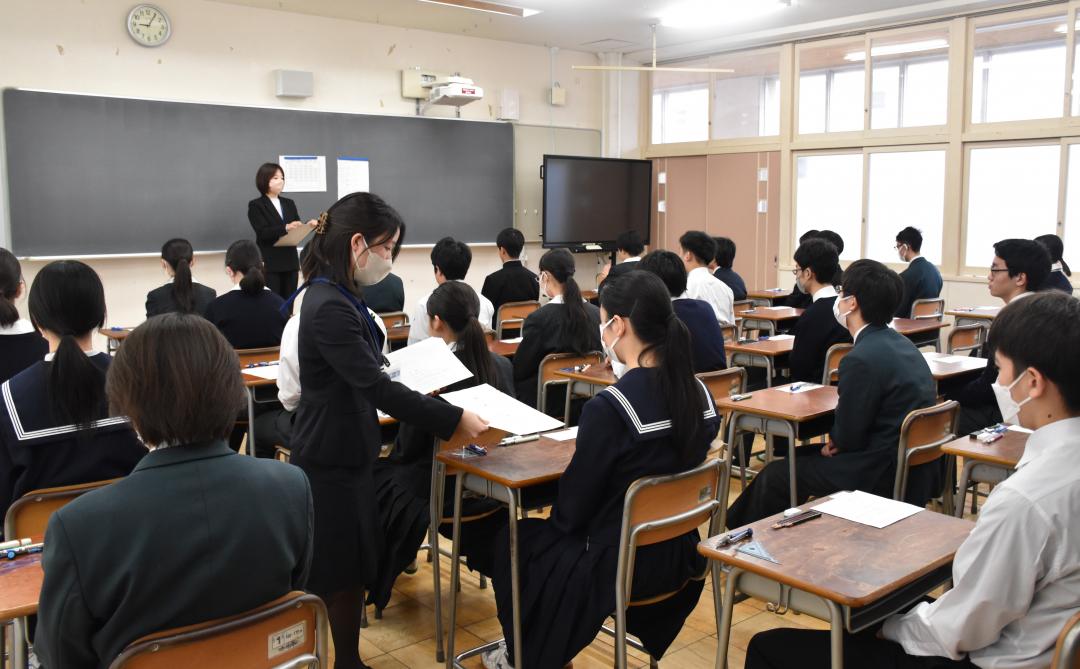 県立高入試で問題用紙の配布を待つ受験生ら=水戸市三の丸