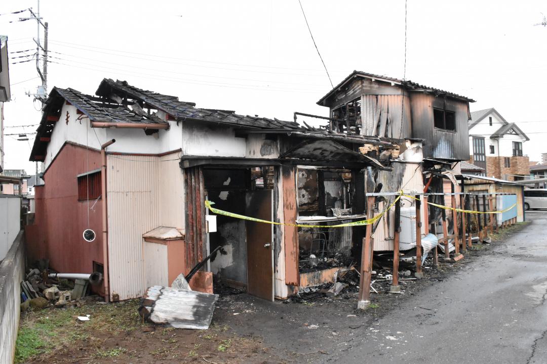 敷地内から１人の遺体が見つかった火災現場＝古河市古河