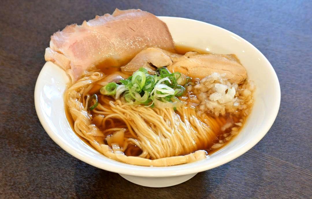 だしからトッピングまで奥久慈しゃもをふんだんに使った「淡麗鶏清湯」のしょうゆ味=水戸市泉町