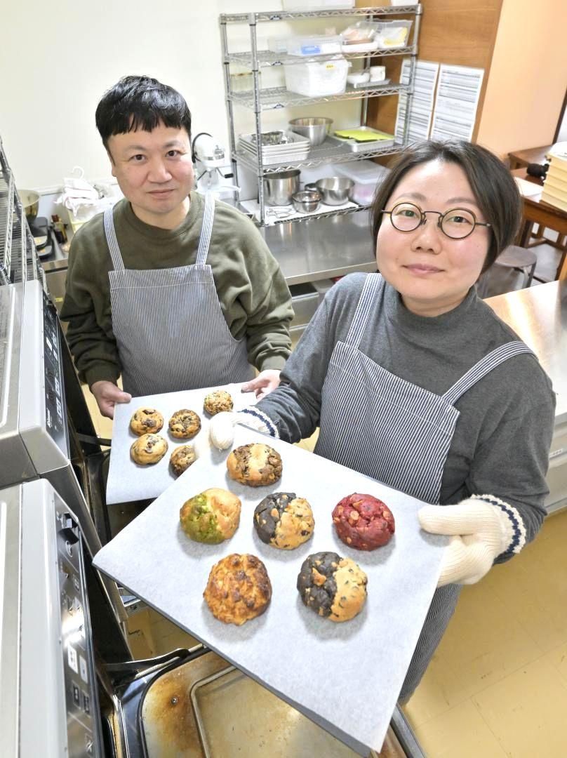 日本人の口に合うNYクッキーを追求する滝川真二さん(左)と美瑛さん=水戸市天王町