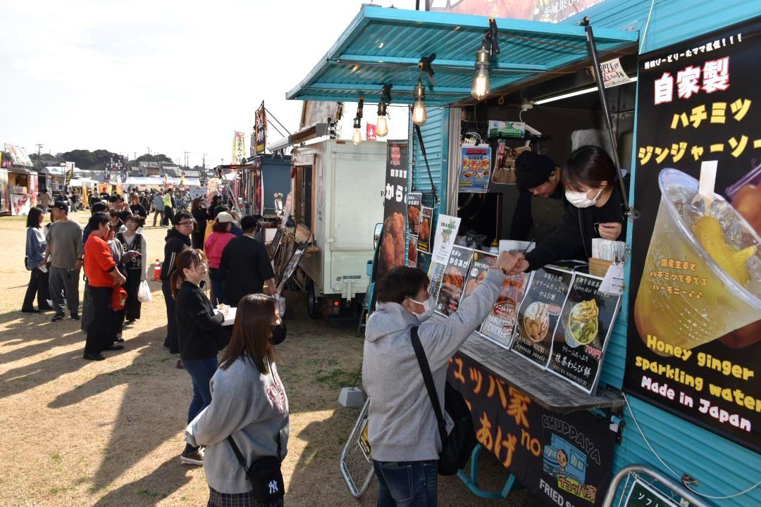 家族連れなど多数の来場者でにぎわうキッチンカーフェス=鉾田市大竹