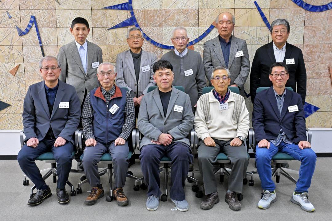 紙上フォトコンテスト年間賞の受賞者たち=茨城新聞社