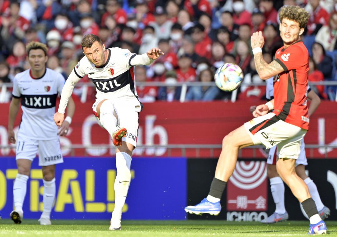 浦和-鹿島　後半追加タイム、シュートを放つ鹿島・チャブリッチ(左から2人目)=埼玉スタジアム