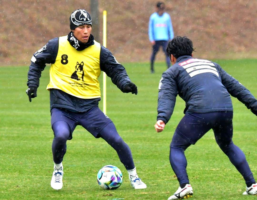 川崎戦に向け練習に励むJ1水戸の大森(左)=アツマーレ