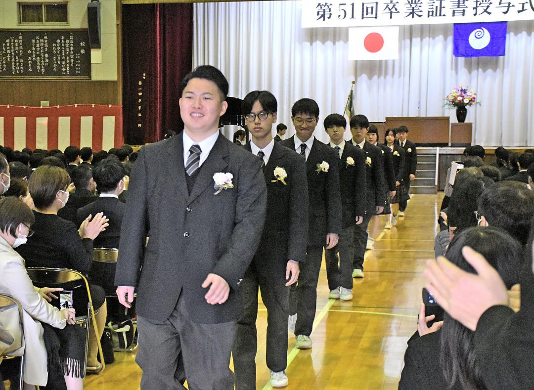 保護者や勝田中教校の生徒らに見送られながら会場を後にする勝田高の最後の卒業生ら=ひたちなか市足崎