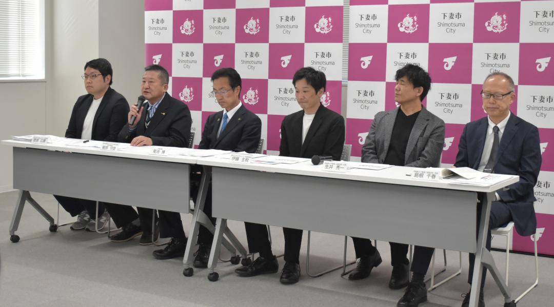 会見した映画製作関係者ら=下妻市役所