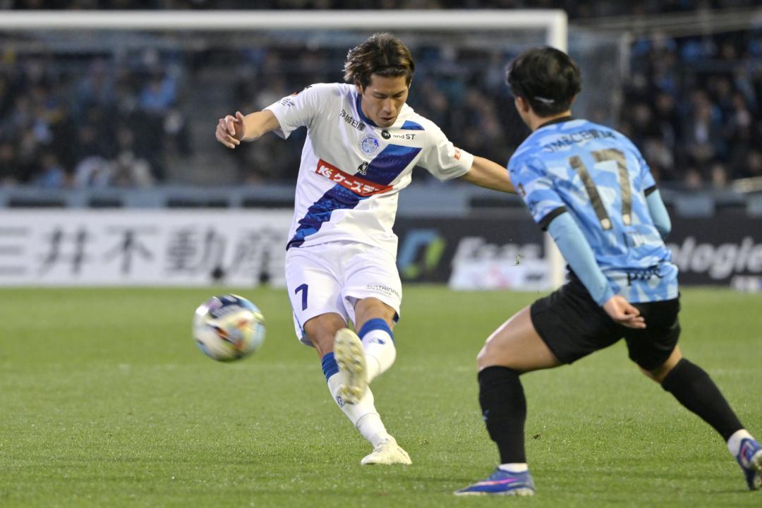 川崎-水戸　後半31分、ゴール前にパスを出す水戸・大森(左)=UvanceとどろきスタジアムbyFujitsu