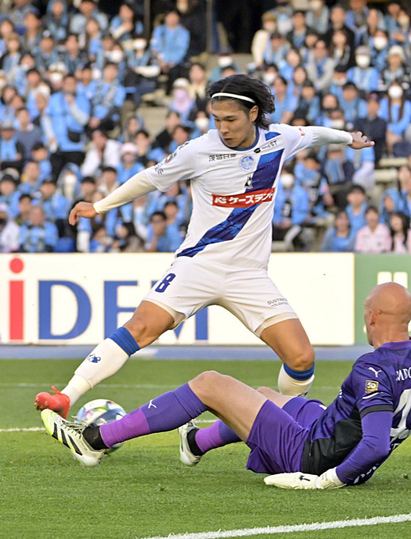 川崎-水戸　前半終了間際、ゴールに押し込み追加点を決める水戸・加藤=UvanceとどろきスタジアムbyFujitsu