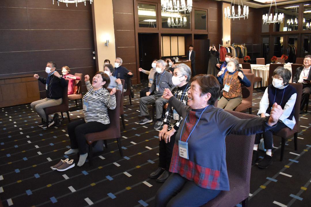 健康体操を楽しむ福島県からの避難者たち=昨年11月、水戸市内