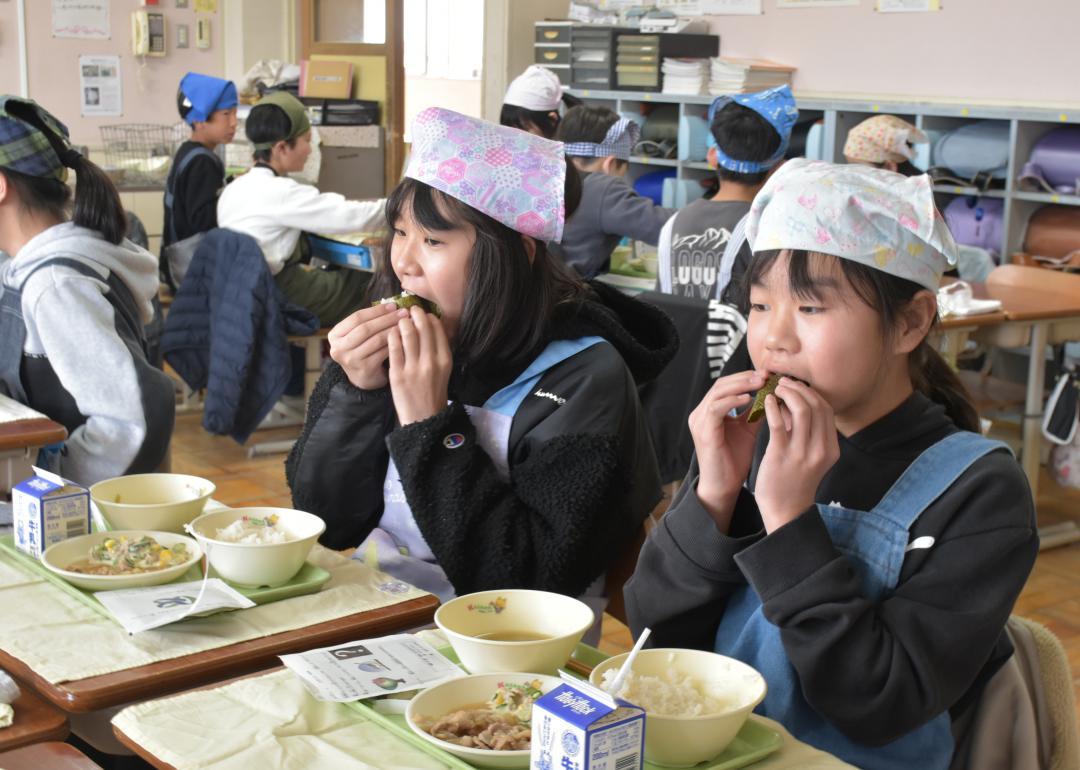 合併20周年お祝い給食を味わう児童=笠間市美原