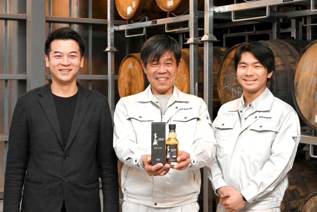 「高藏　REBORN　AGED　2　YEARS　FIRST　FILL　BOURBON　BARREL」を紹介する加藤喬大常務(左)ら=水戸市元吉田町