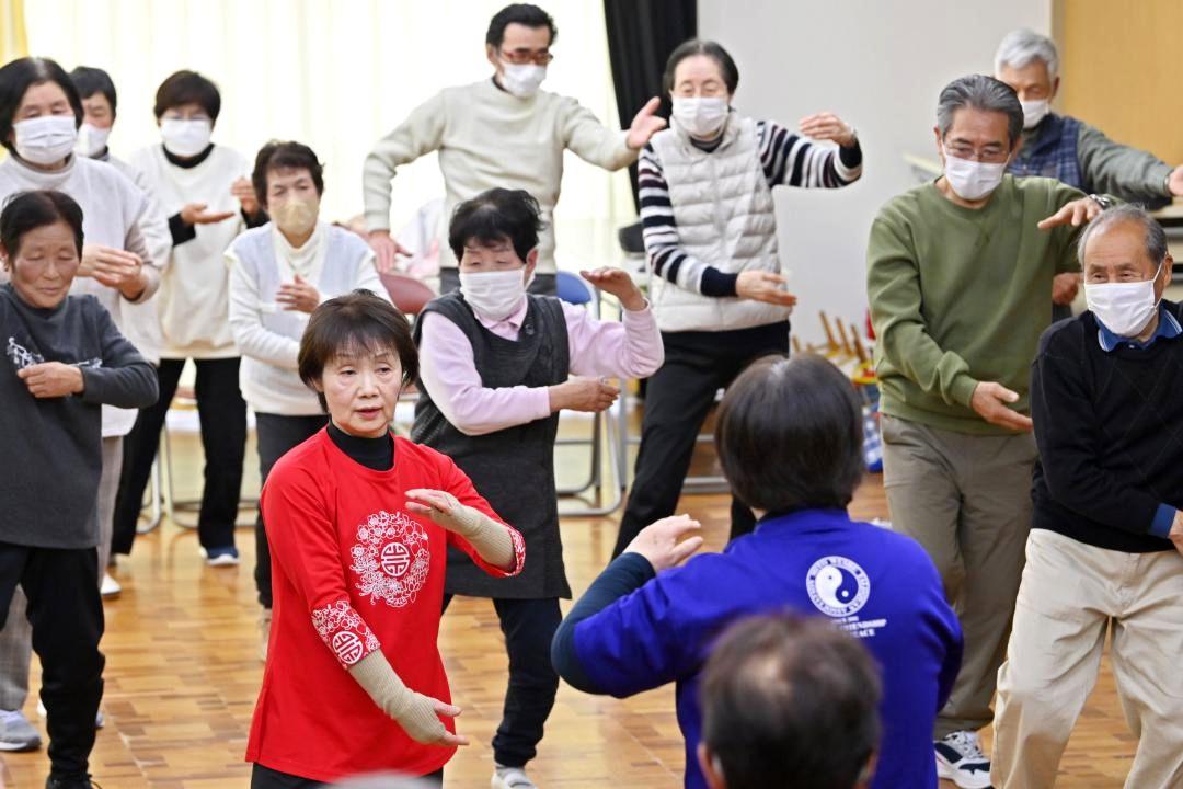 健康づくりのため、体を動かす高齢者=常陸太田市天下野町