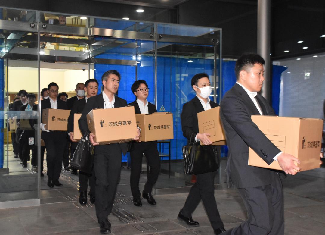 常陸大宮市役所から押収物を運び出す捜査員=4日午後9時過ぎ、同市中富町