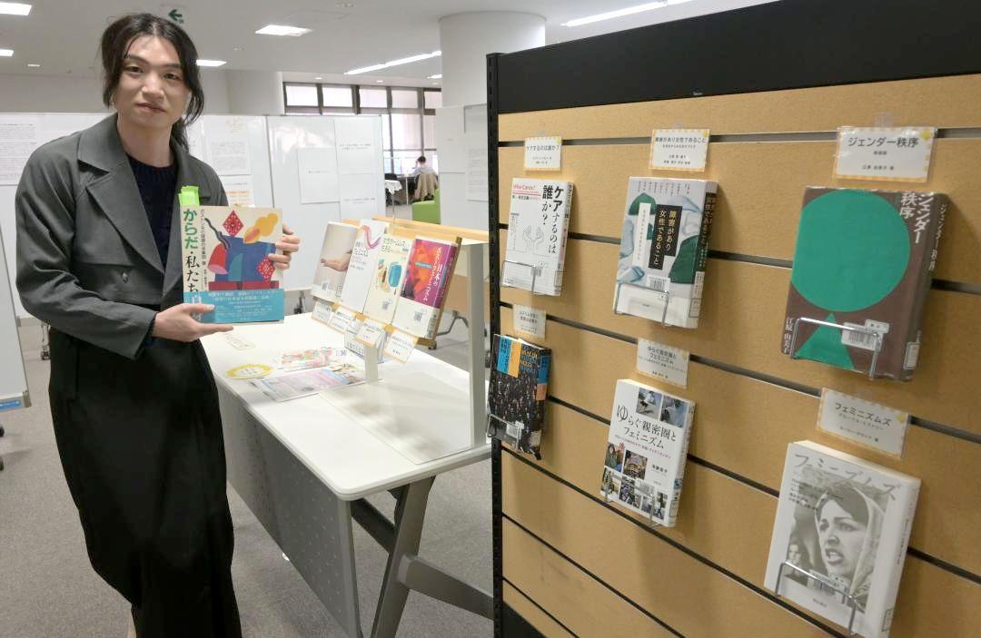 医療やスポーツ、健康など幅広い分野の図書展示と企画した郭立夫助教=つくば市天王台