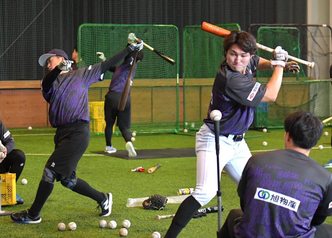 ティーバッティングに励む茨城APの野手陣=笠間市福田の球団施設