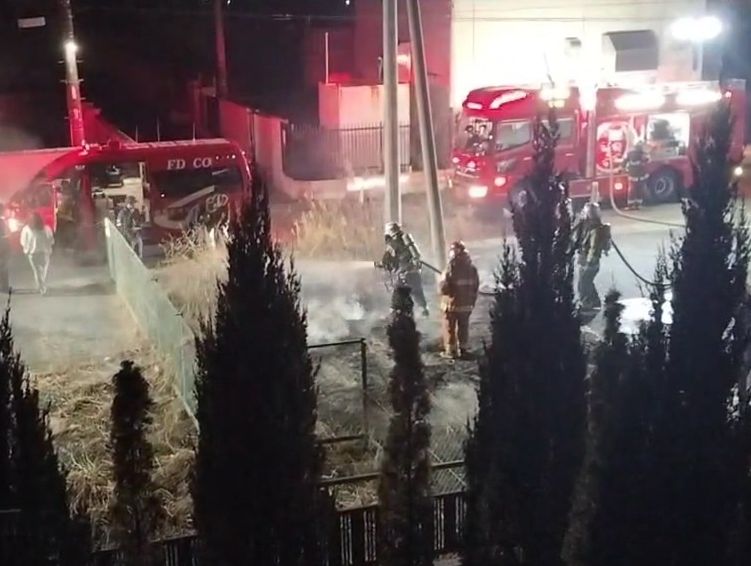 枯れ草などが燃え、煙を上げる空き地=2月21日、筑西市乙(読者提供)