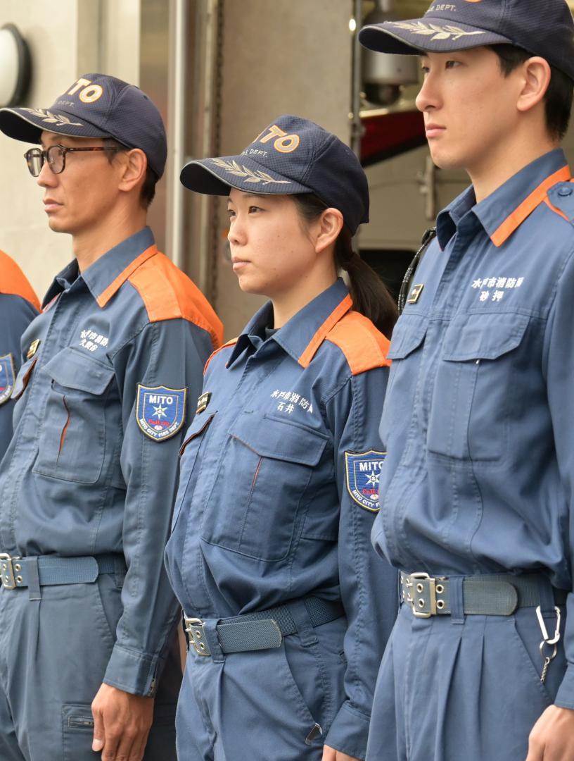 救急の現場で日々奮闘する石井茉那さん(中央)=水戸市緑町